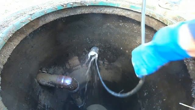 ? Устранили засор в унитазе через [ КОЛОДЕЦ ] смотреть онлайн