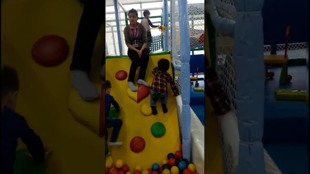 Bolajonlar Maydonchasidagi Quvnoq Bolajonlar/Дети весело играют на детской площадке/