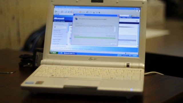 EEE pc 900 HD Screaming смотреть онлайн