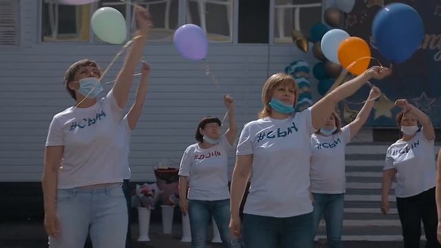 Родители жгут!!! Подарок выпускникам от родителей! Флешмоб Танец родителей на последний звонок