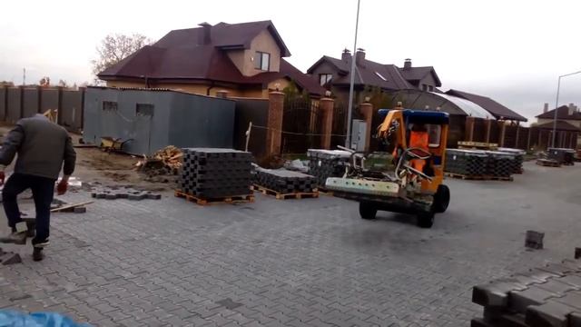 Механизированная укладка тротуарной плитки в Киеве смотреть онлайн