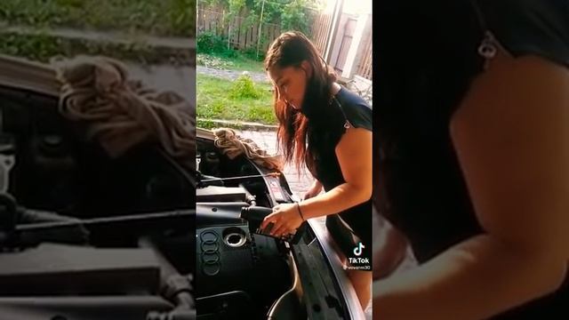 Как девушки доливают масло в автомабиль??? смотреть онлайн
