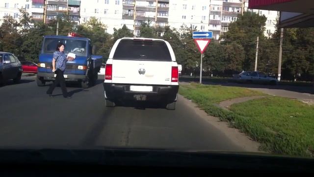 Блатные номера, значит пешеходов пропускать западло. смотреть онлайн