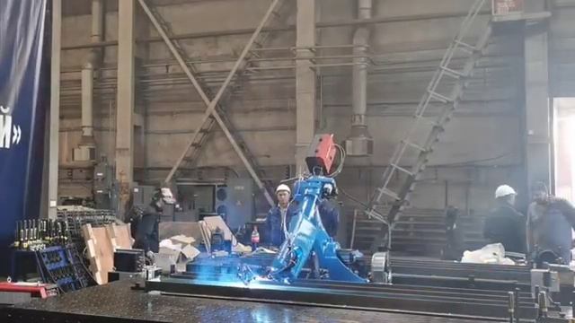 Сварка роботом CRP C лазерным сканером контроля сварных швов и автоматической очисткой горелки