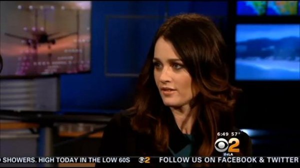 Simon Baker holds Robin Tunney - Interview Sneak Peek episode 6x08 from CBS