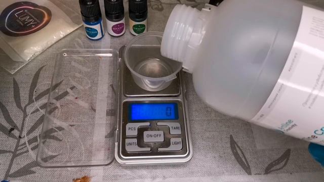 Эксперименты с эпоксидной смолой. Светящиеся в темноте кабошоны смотреть онлайн