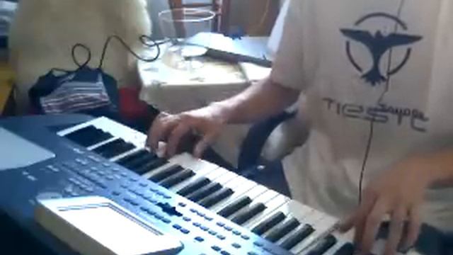 Tiesto - Show Me The Way Korg PA500 смотреть онлайн