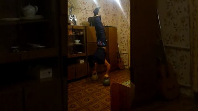 Отжимание в стойке на гирях в полной амплитуде 7 раз! смотреть онлайн