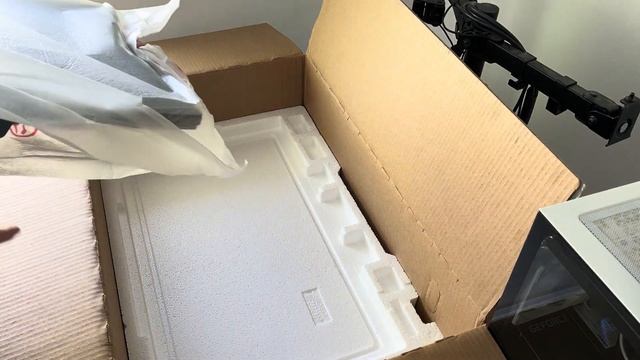 Unboxing LG UltraGear 27 Full HD 144Hz - 27GN65R смотреть онлайн