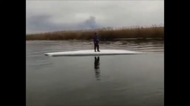 Человек на льдине смотреть онлайн