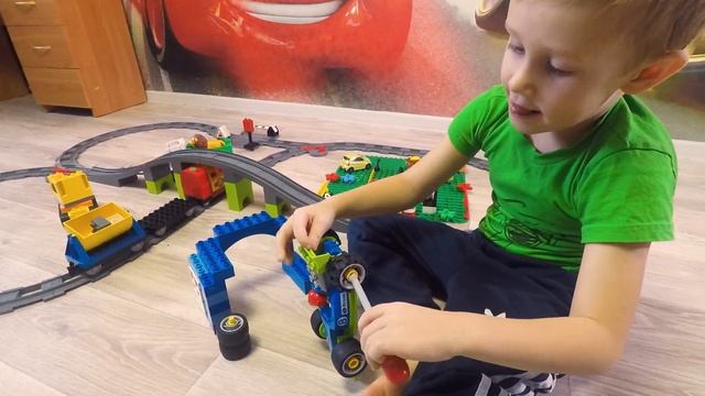 Железная дорога LEGO Duplo и другие наборы. Играем вместе))) смотреть онлайн