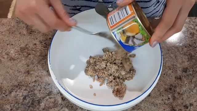 Слоеный салат _Мимоза_ с рыбными консервами. Рецепт простой, вкус потрясающий! ??.mp4