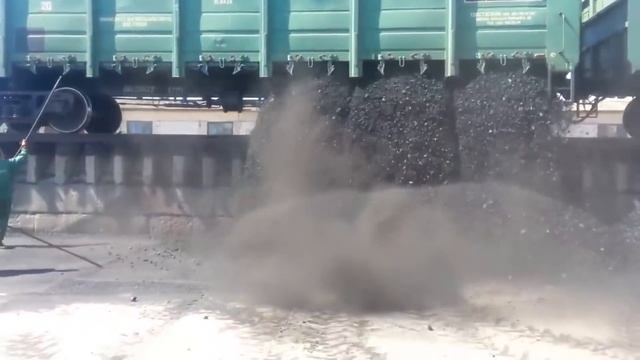 КАК РАЗГРУЖАЮТ УГОЛЬ ИЗ ПОЛУВАГОНА смотреть онлайн