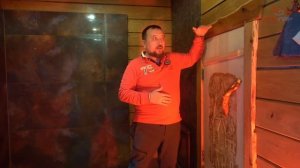 Отделка бани и парилки внутри дубом. Обшивка парной необрезной доской и диким полубревном.