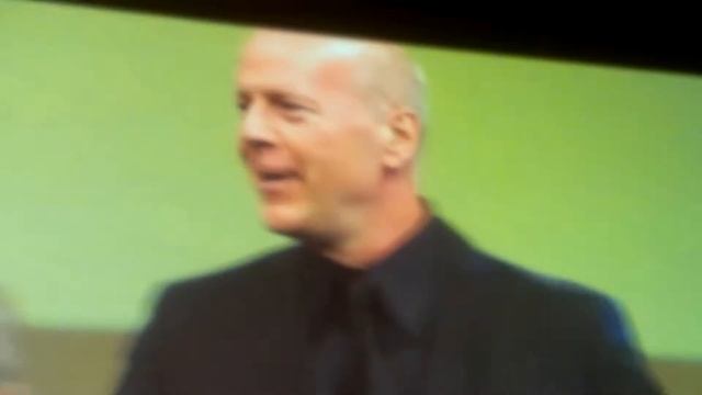 Брюс Уиллис поздравляет LR