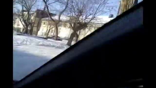 Девушка регулировщика? Челябинка устроила дикие танцы на улице смотреть онлайн