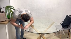 Обклеиваю кухонный стеклянный стол защитной пленкой