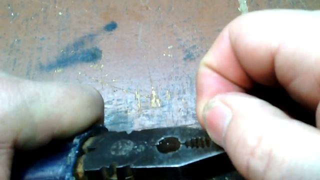 Как можно снять изоляцию с короткого проводника при помощи бокорезов и плоскогубцев. Полезный совет смотреть онлайн