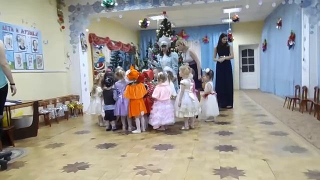 Дед мороз раздаёт подарки