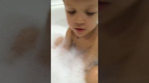 Купаемся в ванной, ищем сюрпризы. Первое видео!