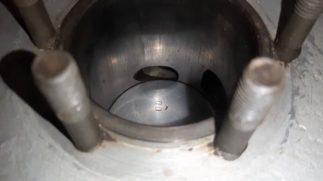 Поршень и перепускные окна в цилиндре. Окна цилиндра и окна поршня мотоциклов Иж Планета. смотреть онлайн