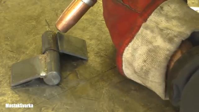 Как я привариваю шарниры на ворота смотреть онлайн