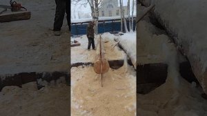 расщепляем бревно на плахи