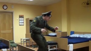 Парень в армии классно танцует