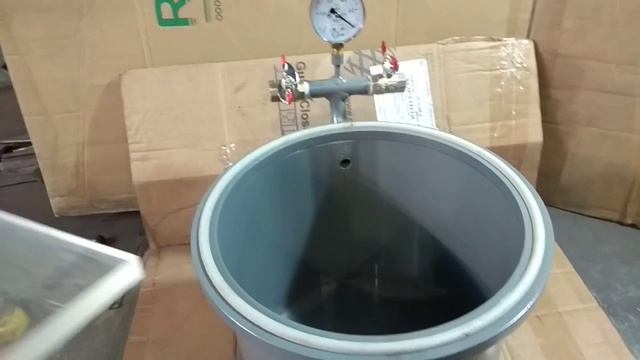 Как удалить воздух из силикона,гипса и прочего литьевого сырья (Вакуумная камера) смотреть онлайн