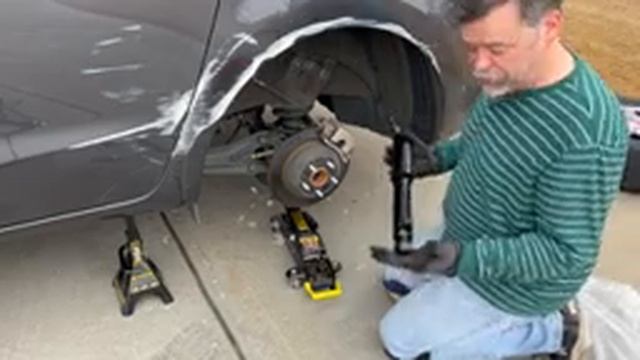 2017 Kia Sedona LX Rear Shock Replacement смотреть онлайн