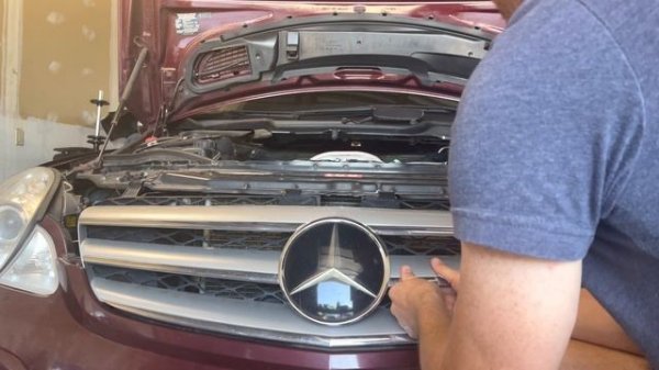 Removing The Grille On My R63 AMG (W251 R-Class)