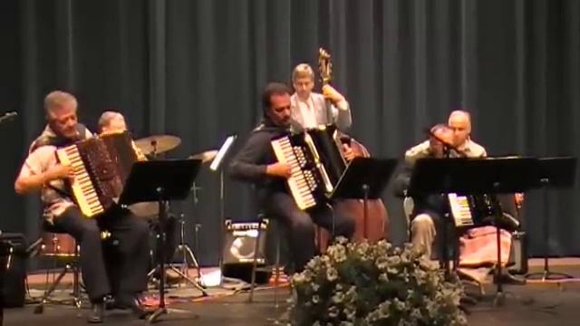 Hungarian Dance смотреть онлайн