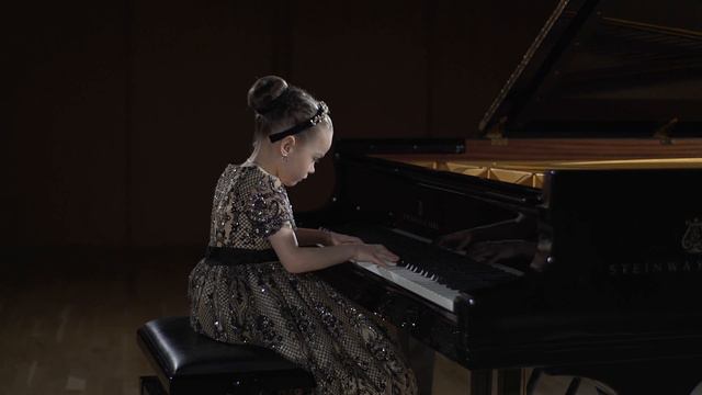 Агафья Корзун, 6 лет, Инвенция № 15 си минор, И.С. Бах смотреть онлайн