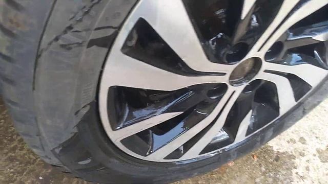 Прикипело колесо потому мы утеряли колпачек Следите за колпачками. смотреть онлайн