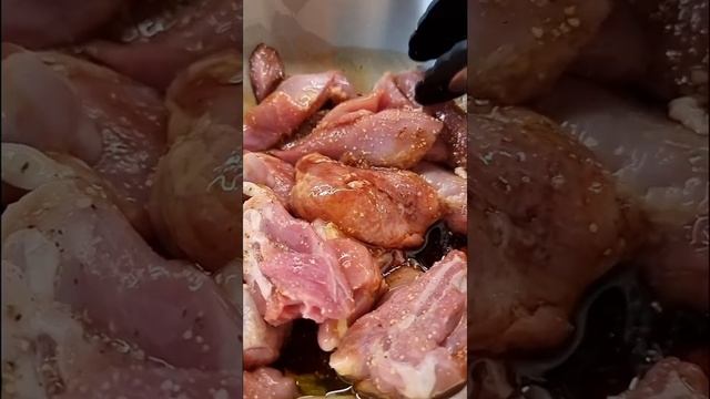 Румяная индейка с овощами. Филе бедра индейки с зеленым горошком и морковью на гарнир. смотреть онлайн