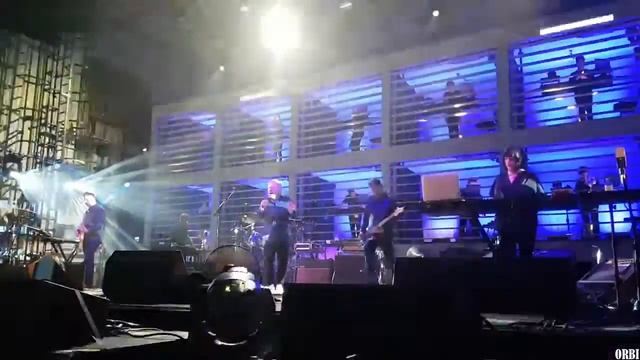 New Order - Bizarre Love Triangle ( Halle E | MuseumsQuartier Wien, Vienna, Austria, 13.05.18.) смотреть онлайн