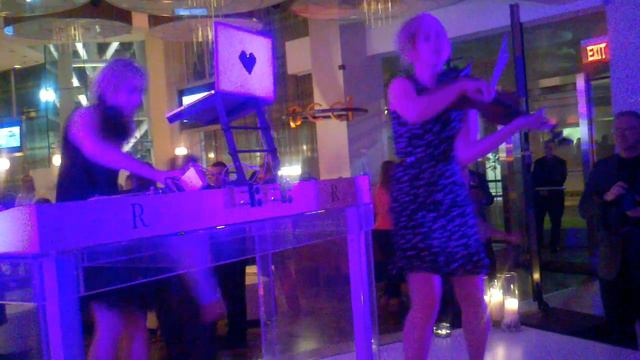 Lady Gaga "Alejandro" - DJ Mia Moretti and Electric Violinist Caitlin Moe смотреть онлайн