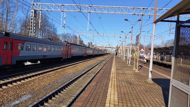 Электропоезд ЭД4М-0272 сообщением Монино-Москва Ярославская отправляется с платформы Тайнинская смотреть онлайн