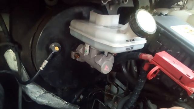Замена тормозной жидкости в Ford transit 2002. Как помыть тормозной бачек. смотреть онлайн