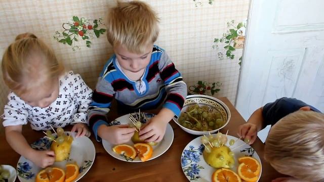 Ребята -Веселята делают ежика из фруктов смотреть онлайн