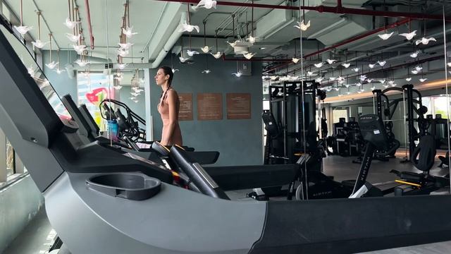 Жизнь в Дубае // Как мы переносим жару // Тренировки // Zara в Dubai Hills Mall смотреть онлайн