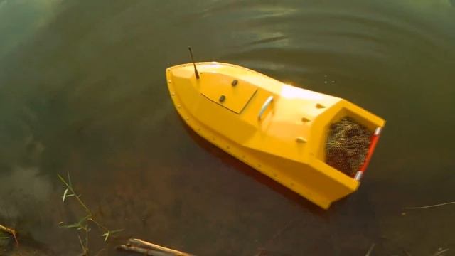 Рыбалка летом на кукурузу в диком водоеме.Эти рыбы рвут леску смотреть онлайн