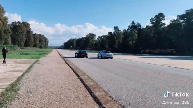 Porsche Panamera Turbo Vs. Panamera Turbo S E-Hybrid 1/4 Meile