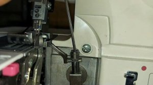 Регулировка петлителей на оверлоке Janome. Петлители задевают друг о друга