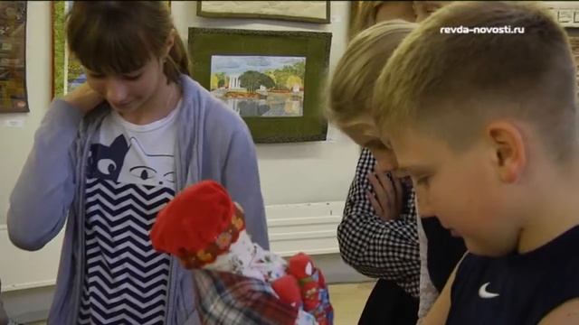 Куклы-обереги и картины из лоскутов. Жителей Ревды приглашают на выставку "Фестивальная улица" смотреть онлайн