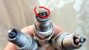 Отверстие в свече зажигания. Зачем делают? Показываю на примере