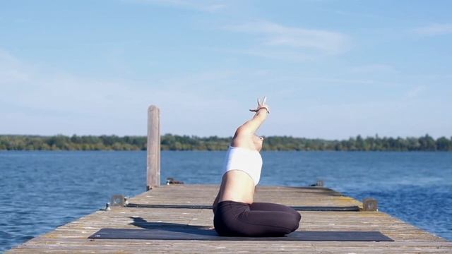 STRONG & SASSY YOGA FOR WOMEN | 30 min | fun yoga flow for strength and empowerment смотреть онлайн
