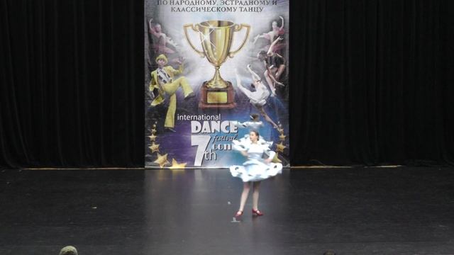 НАРОДНЫЙ АНСАМБЛЬ ТАНЦА "ХОРОШЕЕ НАСТРОЕНИЕ". АНГЕЛИНА ВОИНЦЕВА и СОФЬЯ СИЛАЕВА - ДОСТУЧАЛИСЬ смотреть онлайн