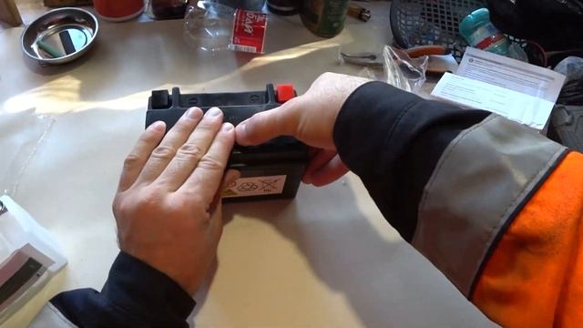 Подготовка сухозаряженного аккумулятора к установке на мотоцикл, плюс инструкция в конце видео смотреть онлайн