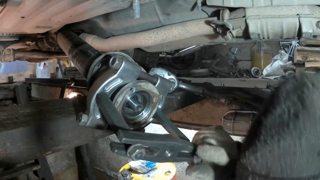 Замена подвесного подшипника карданного вала Nissan Avenir 1998 г. смотреть онлайн